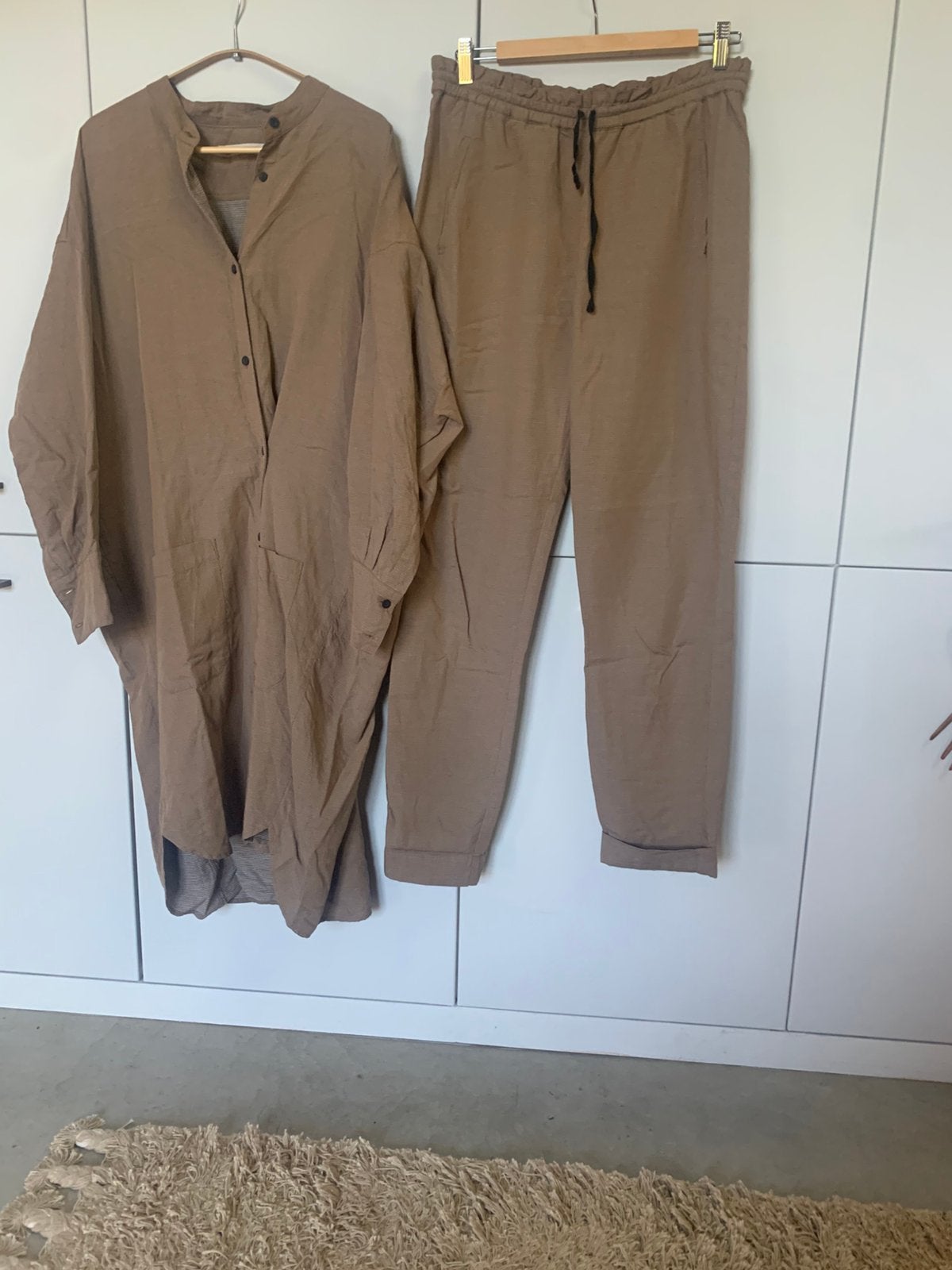 Humanoid pak, broek en 'longblouse' L zand/lichtbruin, Verzenden, Zo goed als nieuw, Beige, Lang