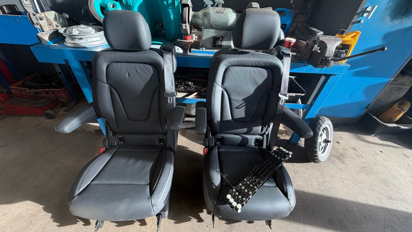 Mercedes V-Klasse W447 Stoelen (2 stuks) met rails, Auto-onderdelen, Gebruikt, Mercedes-Benz, @mercedes.com, Mercedes
