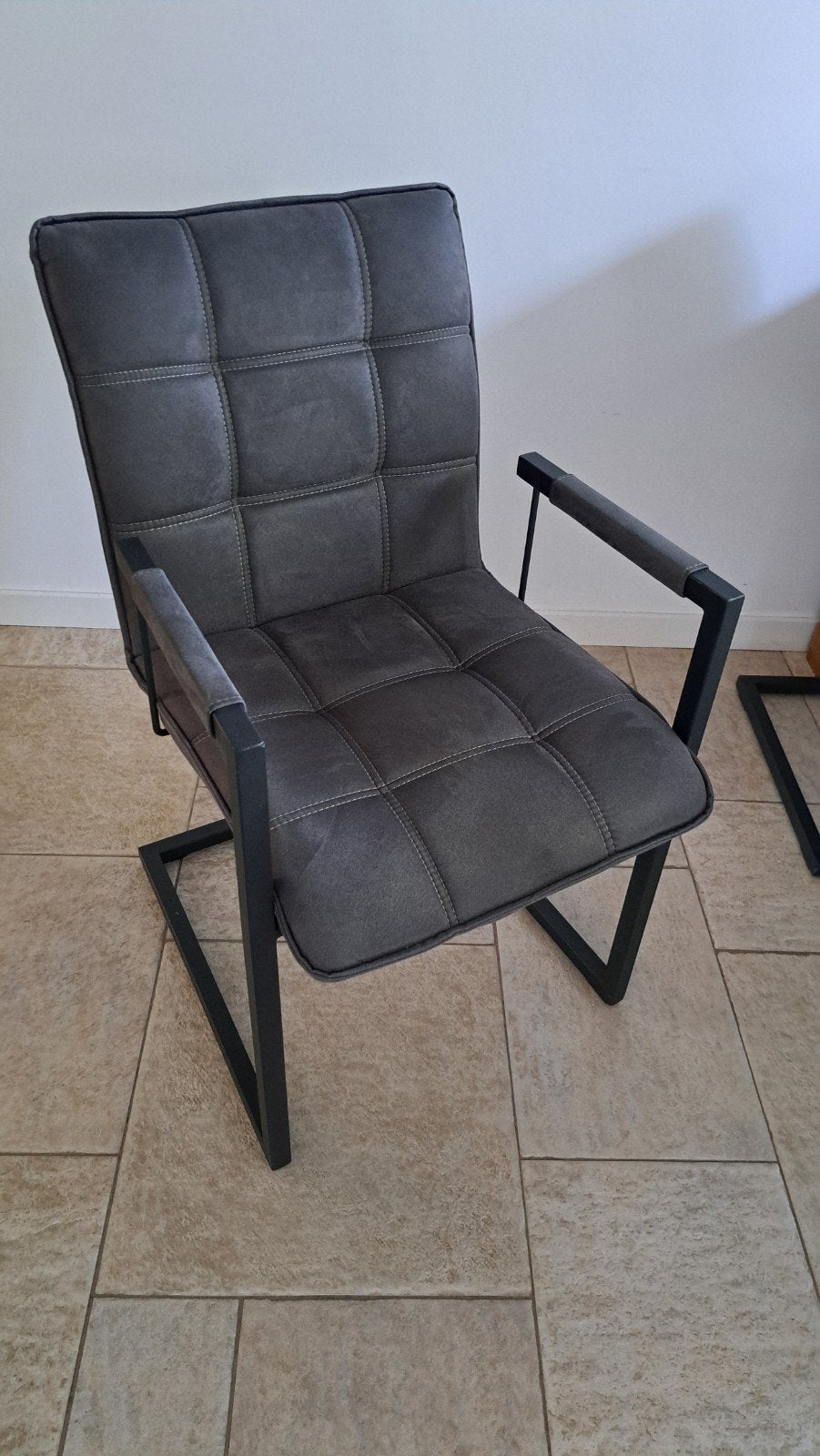 2 x eetkamerstoel grijs (bruine zijn verkocht), Huis en Inrichting, Stoelen, Ophalen, Twee, Zo goed als nieuw, Stof