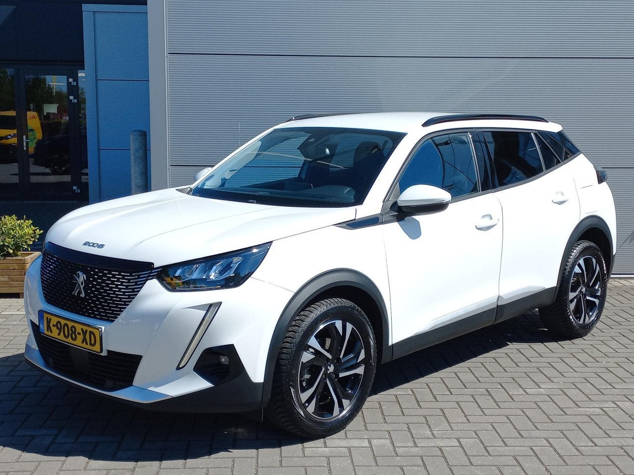 Peugeot 2008 1.2T 100pk Allure Pack | Climate control | Navi, Auto's, Parkeersensor, Gebruikt, 1199 cc, Wit
