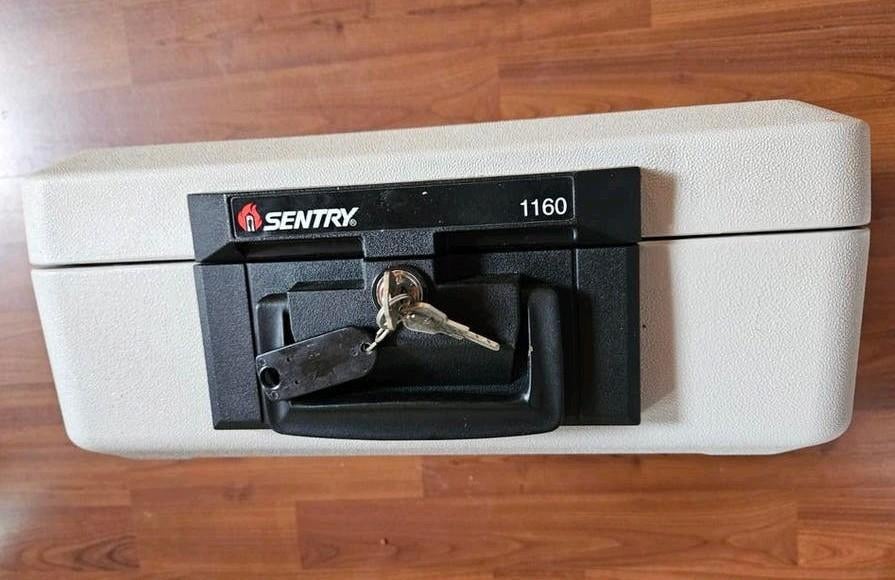 Sentry 1160 Brandwerende Brandkast met Sleutels, Ophalen, Zo goed als nieuw, Brandkast