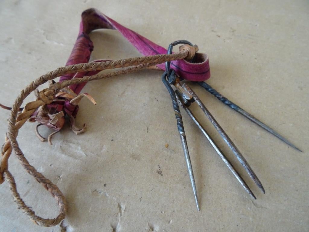 Curiosa inheems gereedschap setje met pincet Mali volkskunst, Ophalen of Verzenden