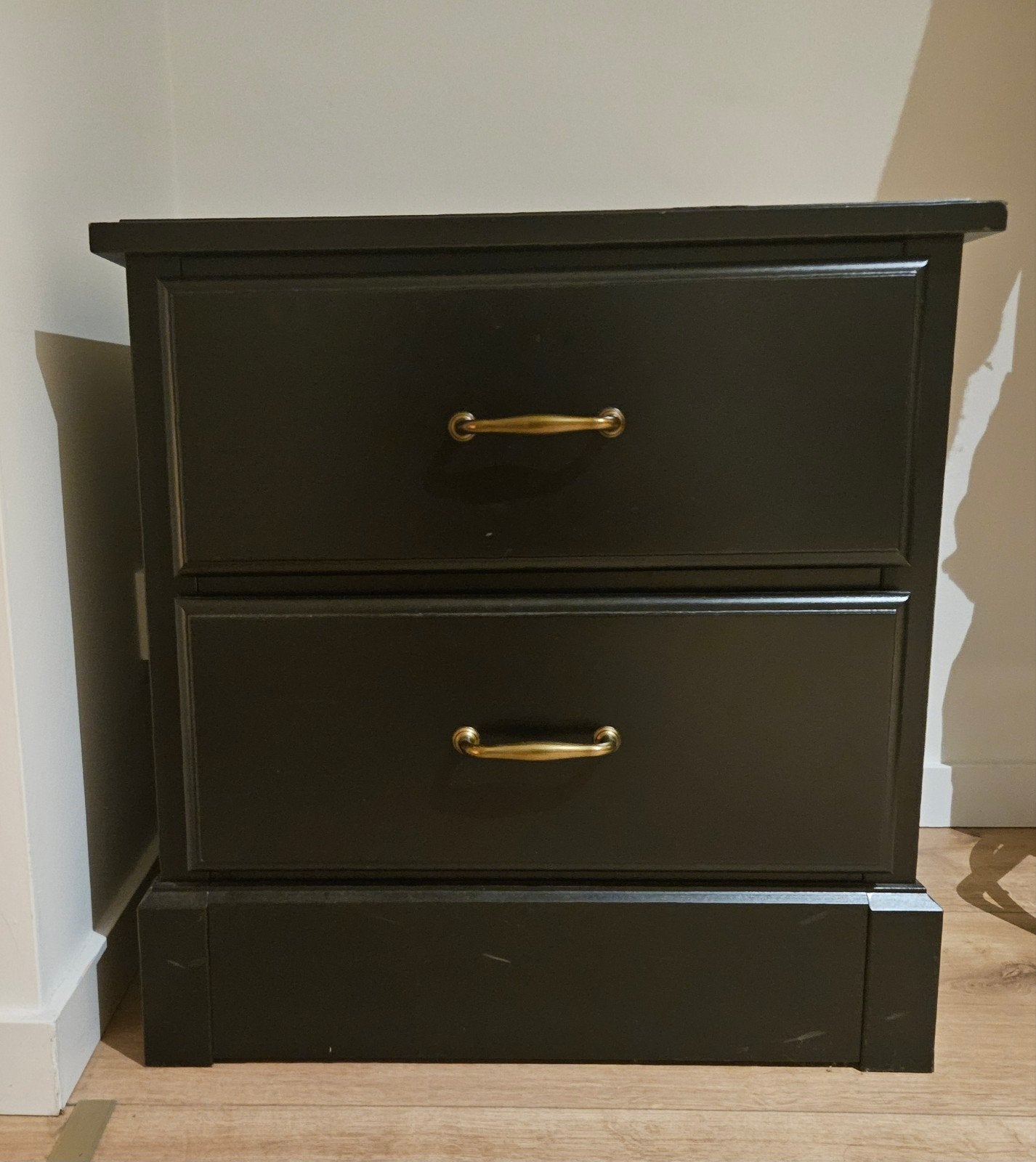 IKEA Undredal nachtkastje, zwart met goudkleurige handgrepen, Ophalen, Gebruikt, 55 tot 70 cm, 45 tot 65 cm