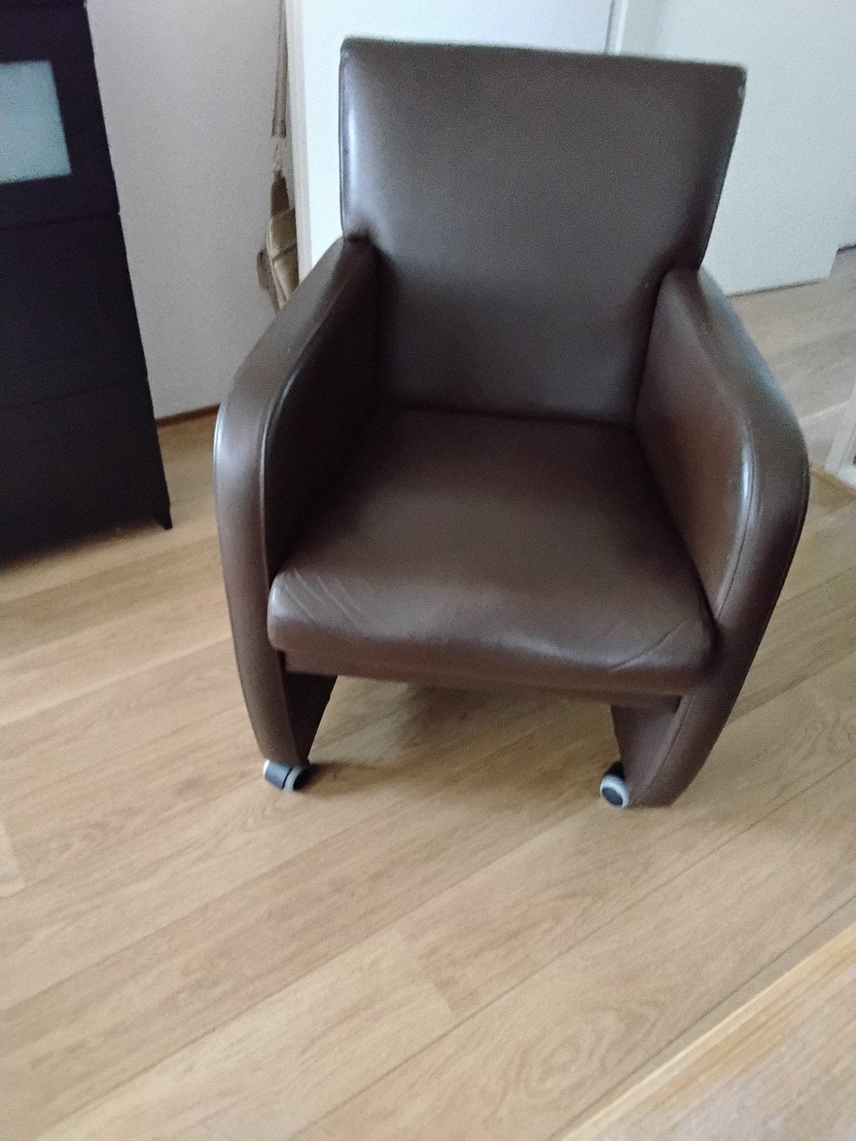 Set van 4 bruine leren eetkamerstoelen met wieltjes, Ophalen, Gebruikt, Klassiek, Comfortabel, Bruin
