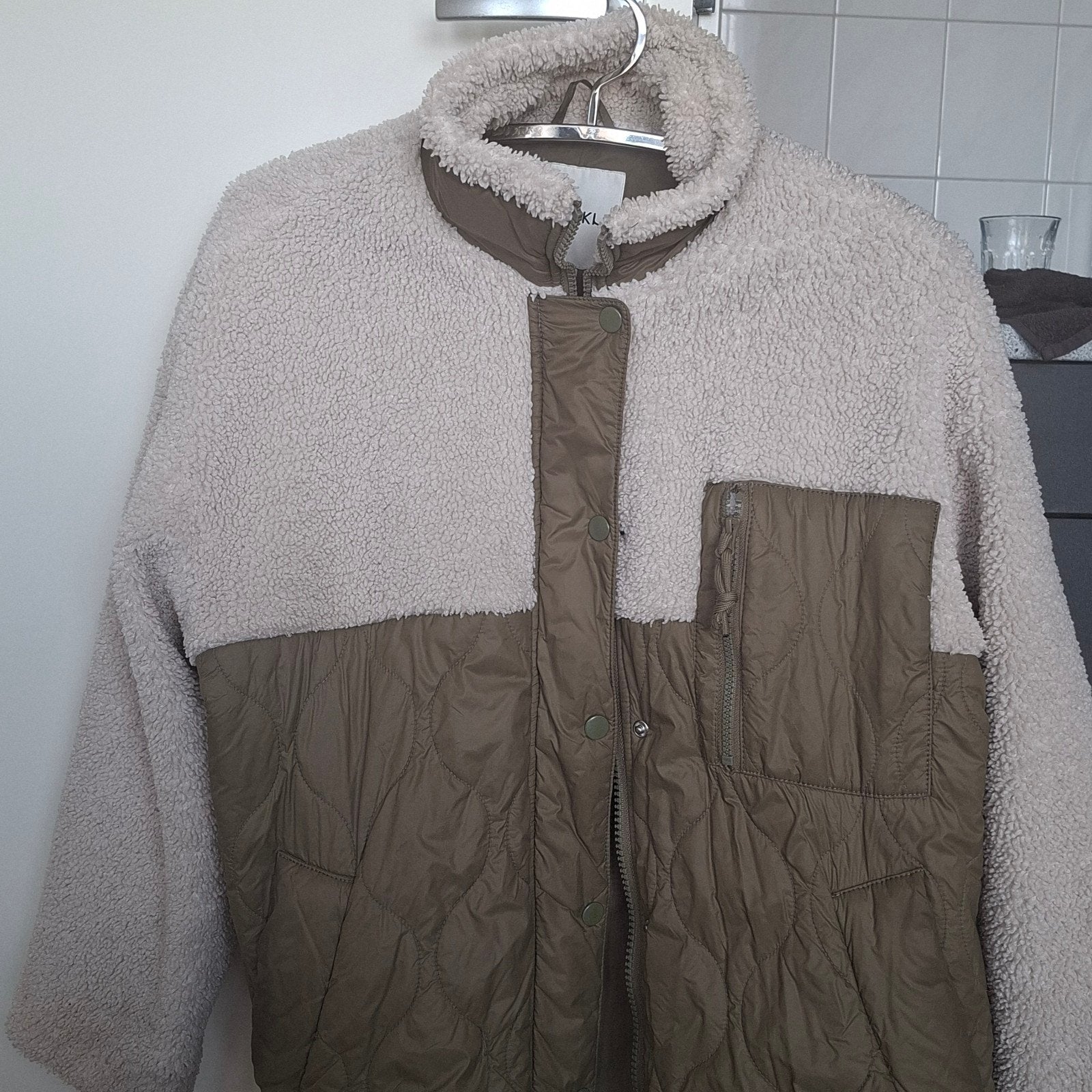 2 Tussenjassen voor koeler weer - Monki, Bruin, Maat 46/48 (XL) of groter, Ophalen of Verzenden, Monki