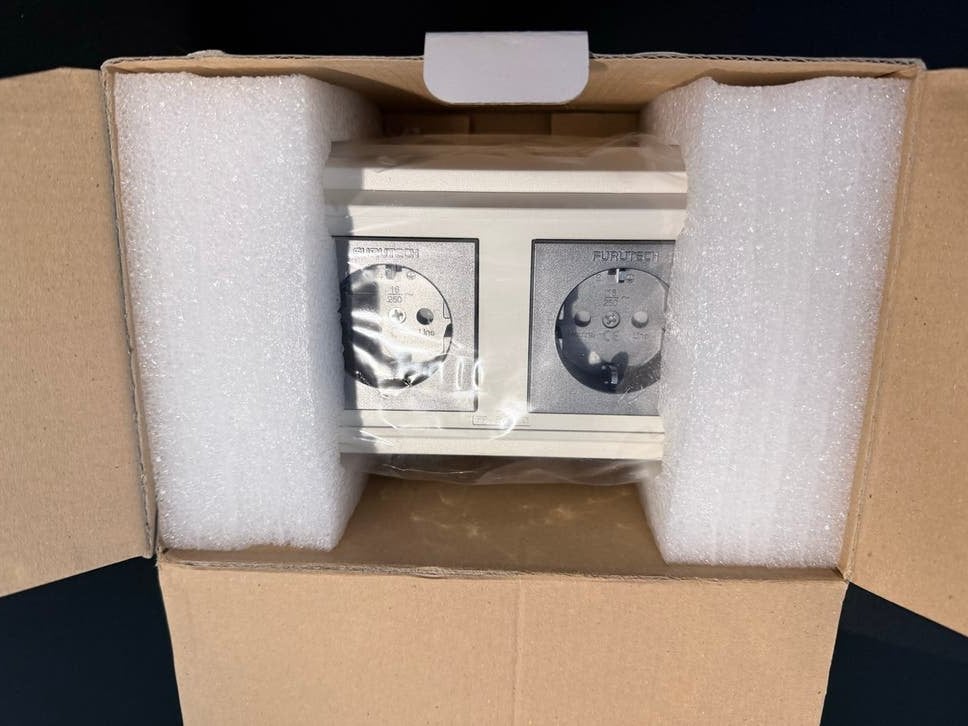 FURUTECH FP-SWS-D-BOX (R) Schuko Wall Box / Power verdeler, Info@furutech.com, Nieuw, Ophalen of Verzenden, Furutech Bldg., 3-9-1 Togoshi, Shinagawa-Ku, Tokyo 142-0041, Japan