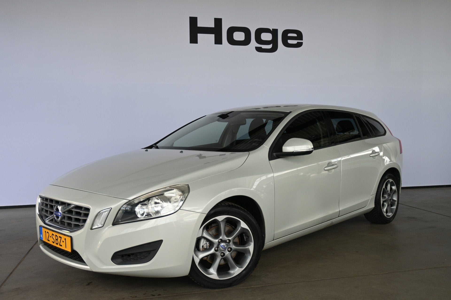Volvo V60 1.6 T3 Kinetic Cruise control Clima Lichtmetaal Na, Auto's, Voorwielaandrijving, Gebruikt, 4 cilinders, Wit