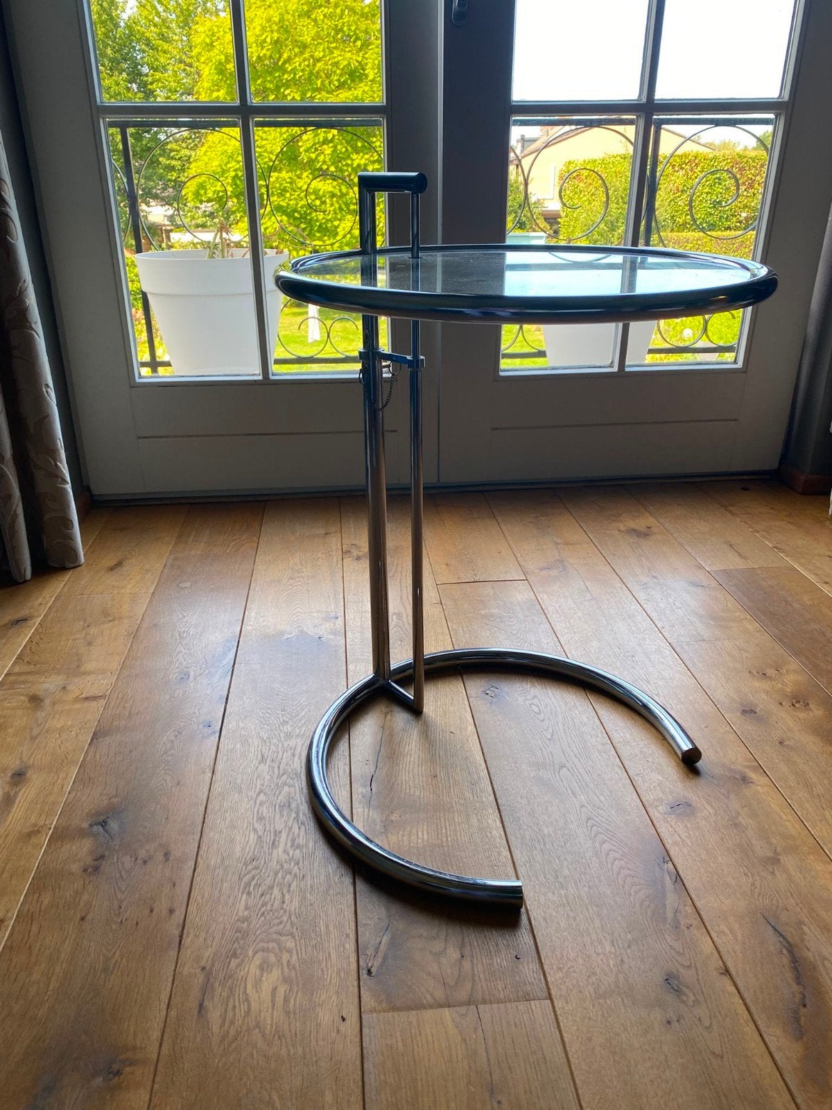 Eileen Gray Bijzettafel - Verstelbaar Designicoon, Metaal of Aluminium, Rond, Zo goed als nieuw, Ophalen