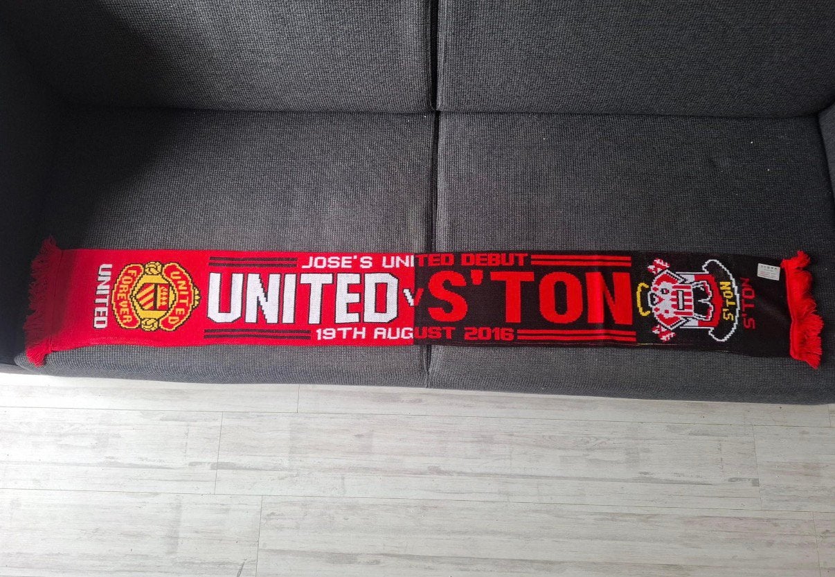 Manchester United Southampton sjaal, Verzamelen, Ophalen of Verzenden, Zo goed als nieuw, Buitenlandse clubs, Vaantje of Sjaal