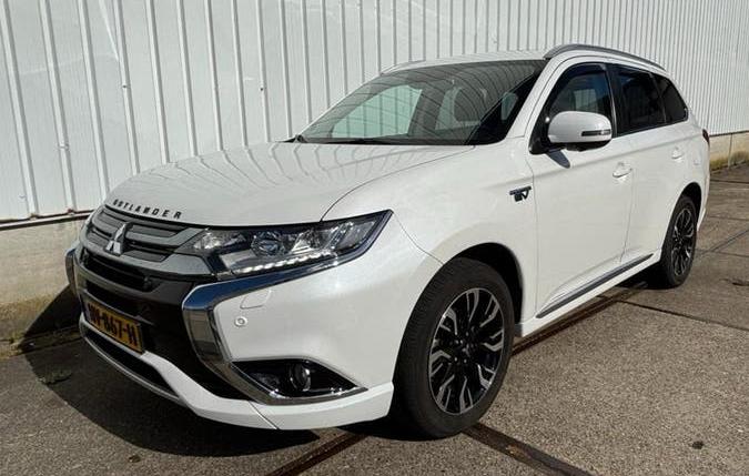 Mitsubishi Outlander Instyle+ 2.0 Phev 203pk 4WD CVT 5P, 1998 cc, Outlander, Zwart, 4 cilinders