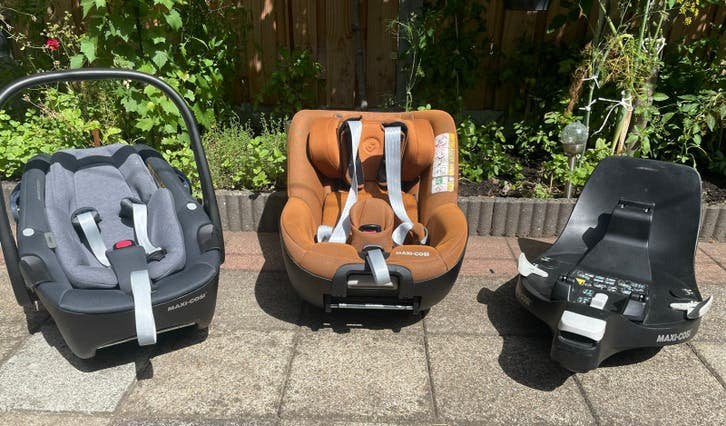 Maxi-Cosi 360 Family: Pebble, Pearl 360, FamilyFix 360, Ophalen, 0 t/m 18 kg, Verstelbare rugleuning, Zo goed als nieuw