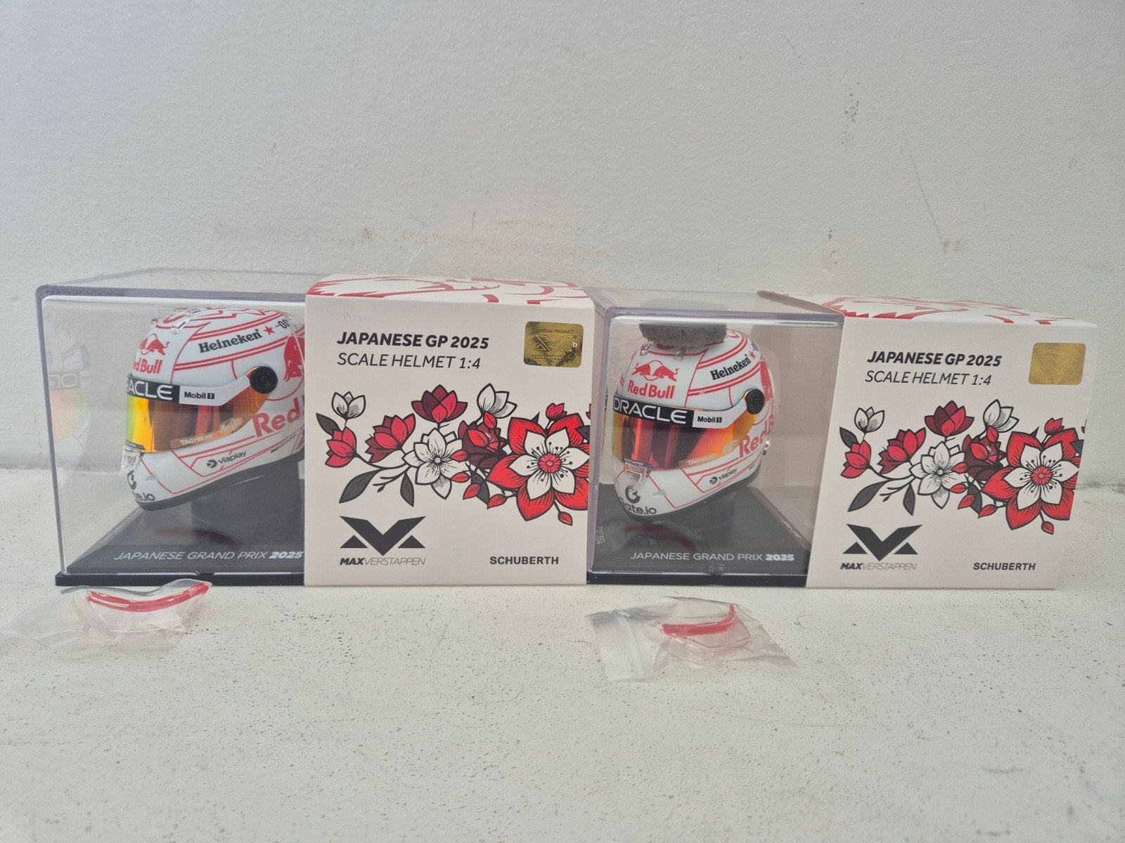2X MAX VERSTAPPEN 1:4 HELM SPECIAL LIVERY JAPAN 2025 REDBULL, Ophalen, Nieuw, Formule 1