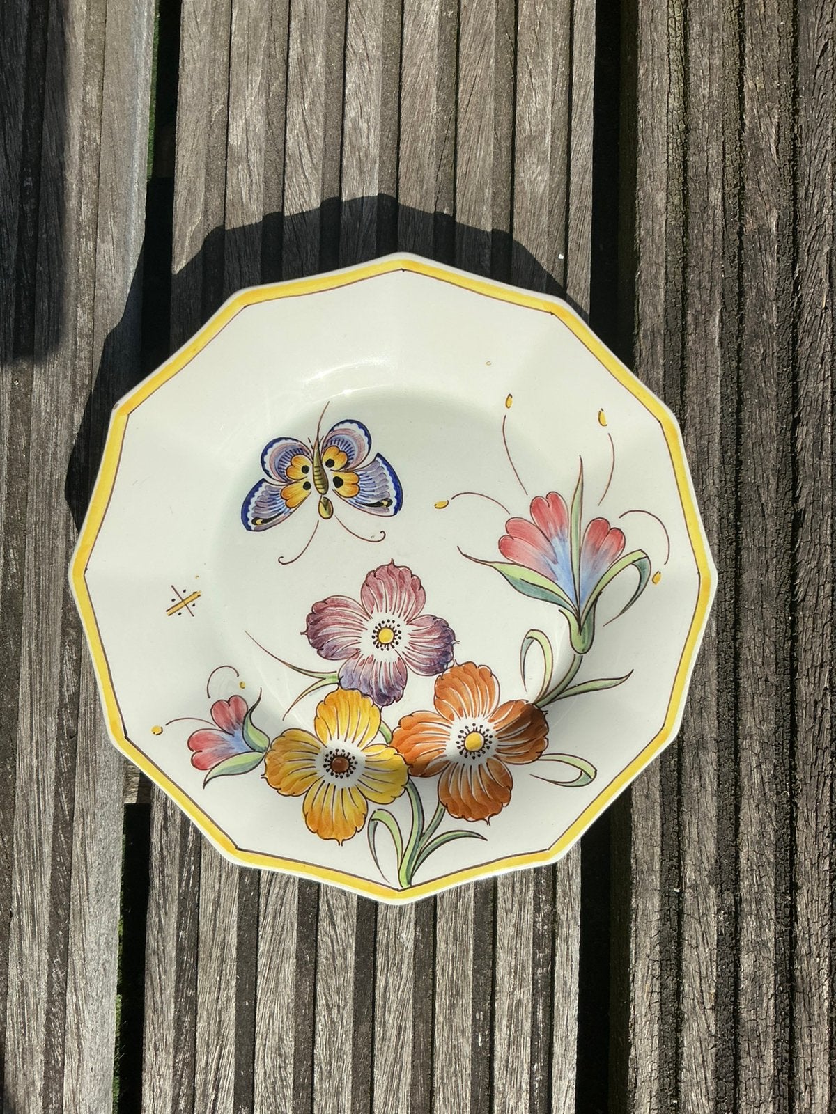 Wandbord met bloemen en vlinder. Plateelbakkerij Schoonhoven, Ophalen of Verzenden