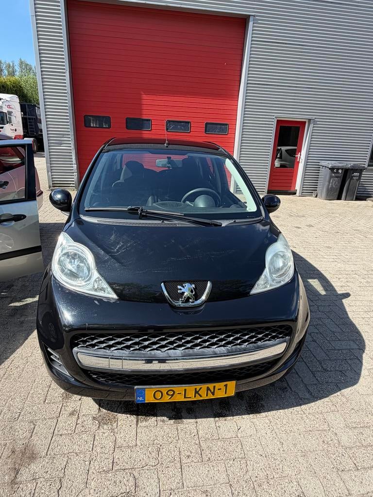 Peugeot 107 1.0 12V 5DR 2010 Zwart, Stof, 4 stoelen, Origineel Nederlands, Handgeschakeld