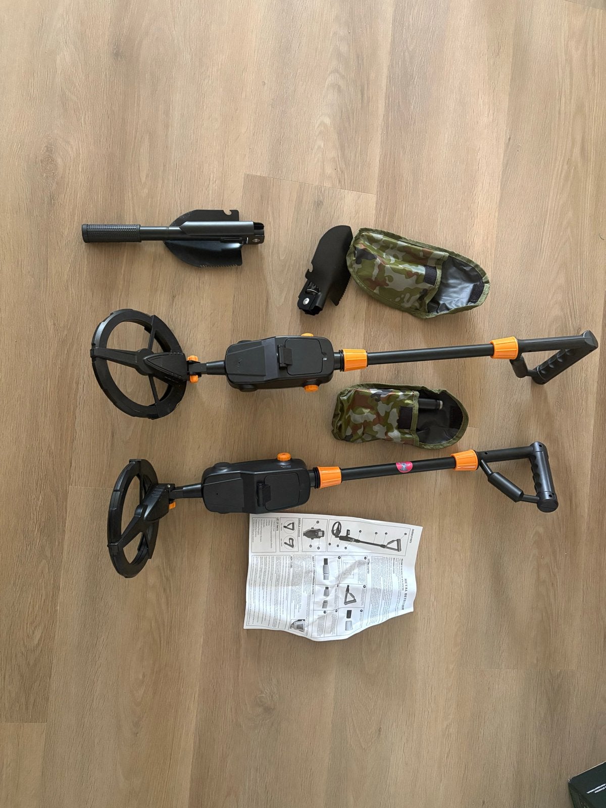 2 Metaaldetectors met schep en draagtassen, Hobby en Vrije tijd, Metaaldetectors, Gebruikt, 30 cm of minder, Discriminatie metaaldetectie