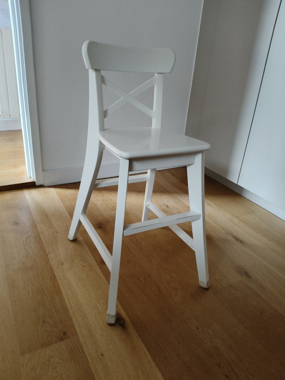 IKEA INGOLF barkruk wit - Zo goed als nieuw, Huis en Inrichting, Barkrukken, Ophalen, 60 tot 90 cm, Zo goed als nieuw, 1 kruk