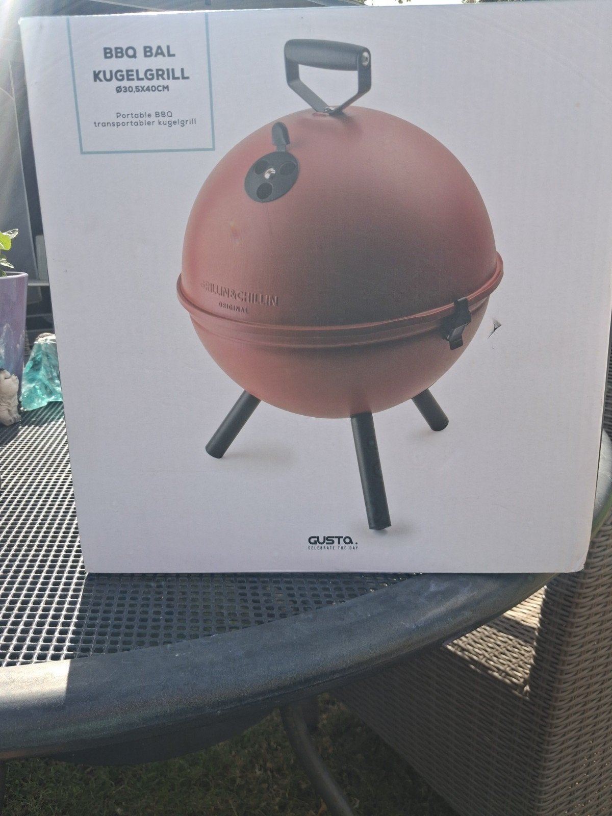 BBQ bal nieuw in doos afhalen op camping de paardekreek, Ophalen, Nieuw