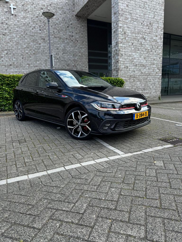 Volkswagen Polo 2.0 TSI 207pk Dsg-7  Zwart, 4 cilinders, 1984 cc, 1261 kg, Leder en Stof