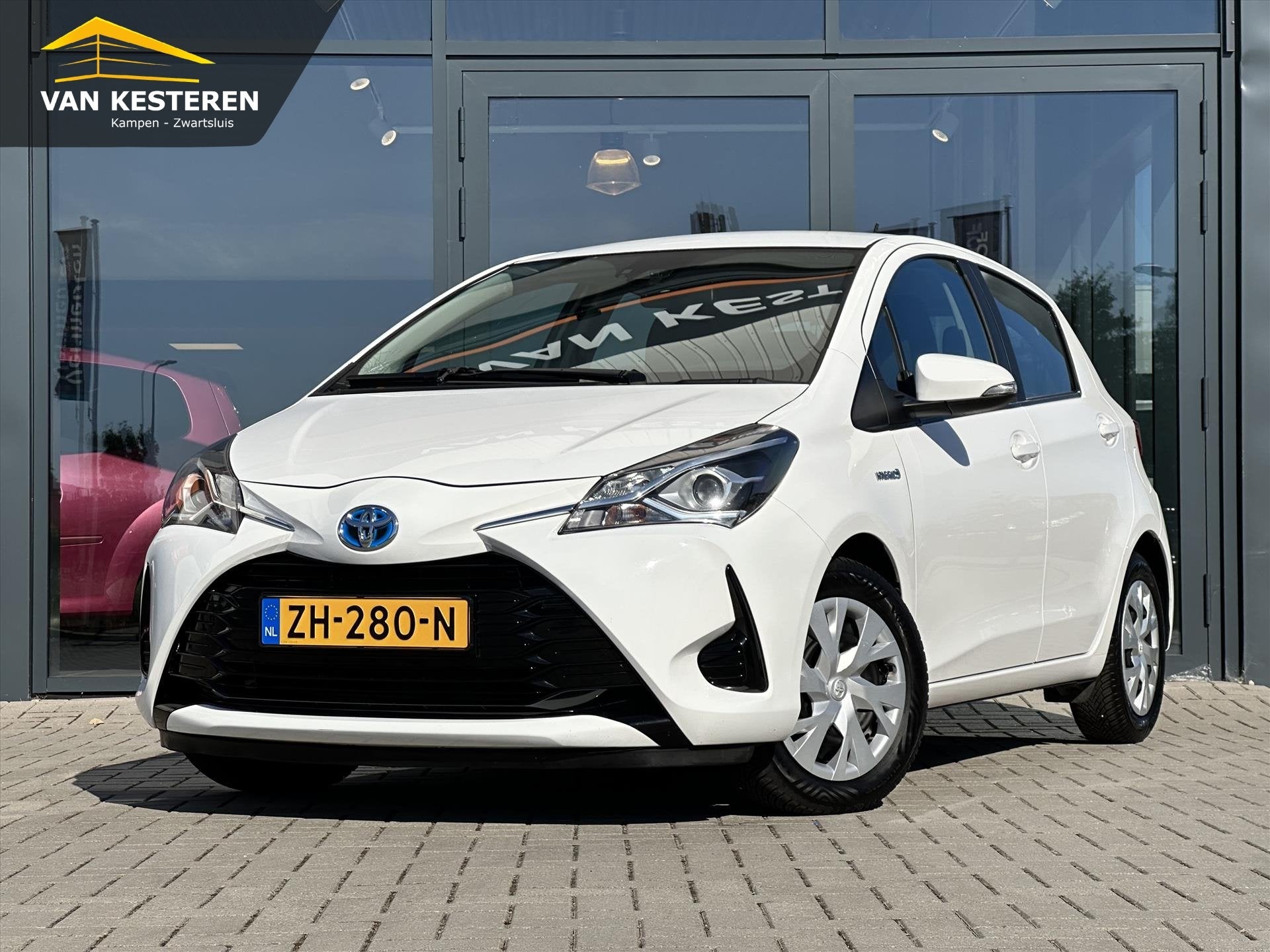 Toyota Yaris 1.5 Hybrid 100pk CVT Active | Cam. | Cruise C., Auto's, Toyota, Dealer onderhouden, 4 cilinders, Parkeersensor, Wit