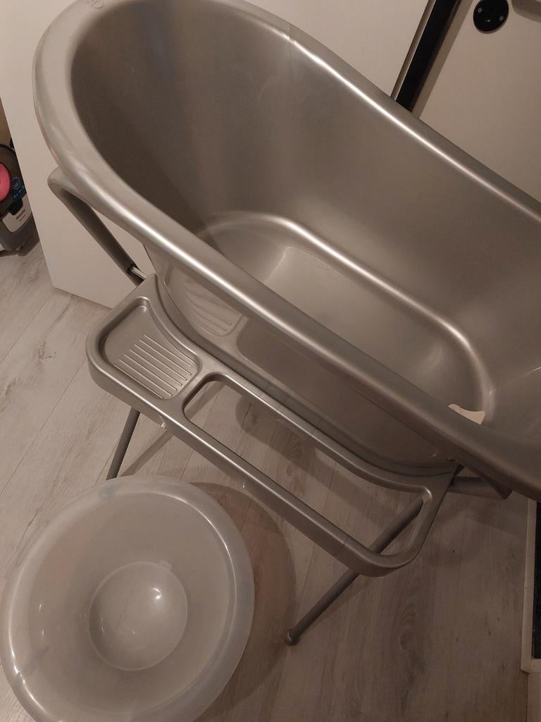 Babybadje met standaard en tubbie, Kinderen en Baby's, Badjes en Verzorging, Overige merken, Gebruikt, Ophalen of Verzenden, Badje