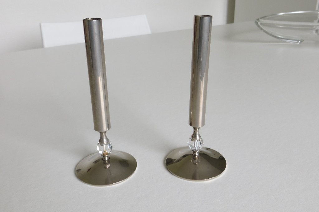 2 identieke zilverkleurige rozenvaasjes, met een glazen boll, Antiek en Kunst, Ophalen of Verzenden