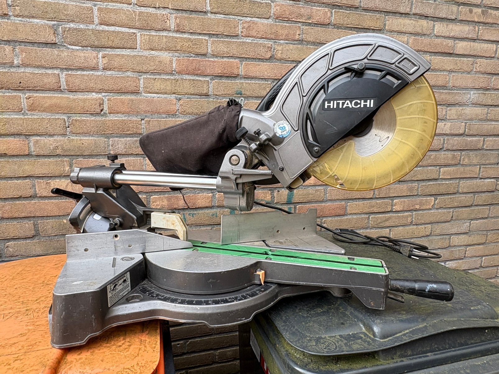Hitachi afkortzaag, Doe-het-zelf en Verbouw, Gereedschap | Zaagmachines, Ophalen, 600 tot 1200 watt, Zo goed als nieuw, Afkortzaag