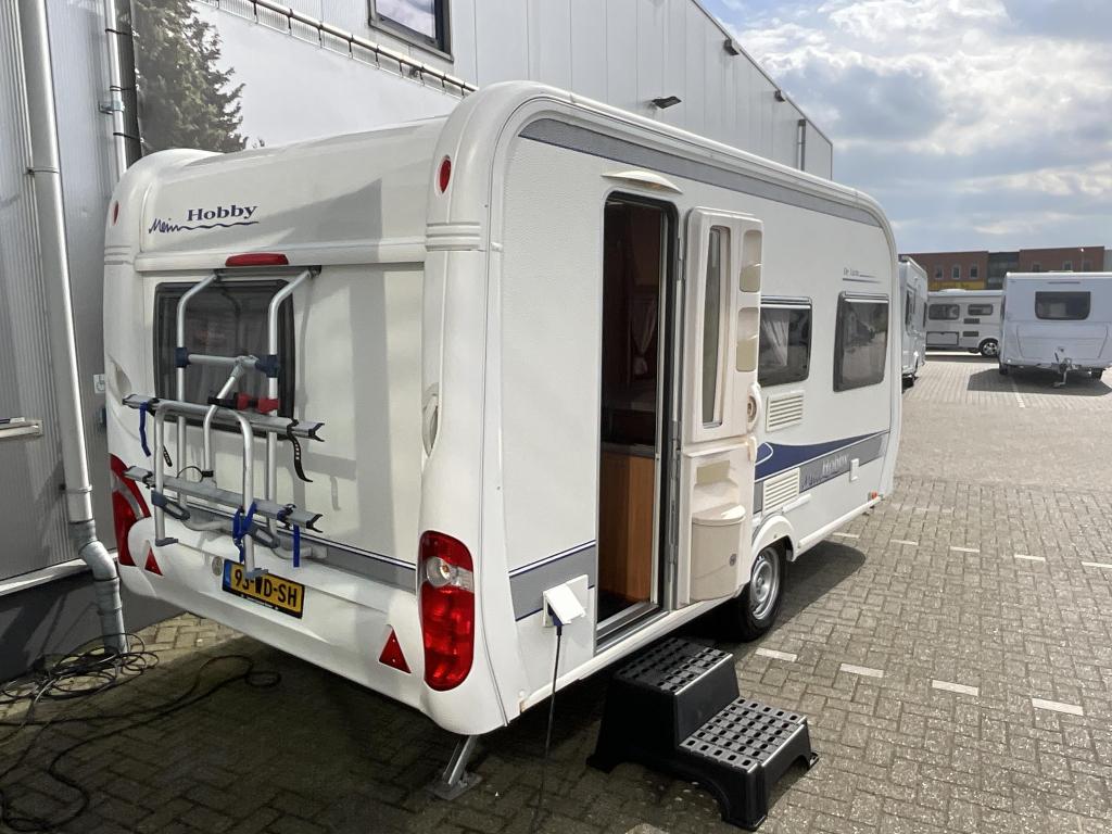 Hobby De Luxe 440 SF VOORTENT-NETTE STAAT, Caravans en Kamperen, Caravans, Hobby, Bedrijf, Treinzit, 4 tot 5 meter