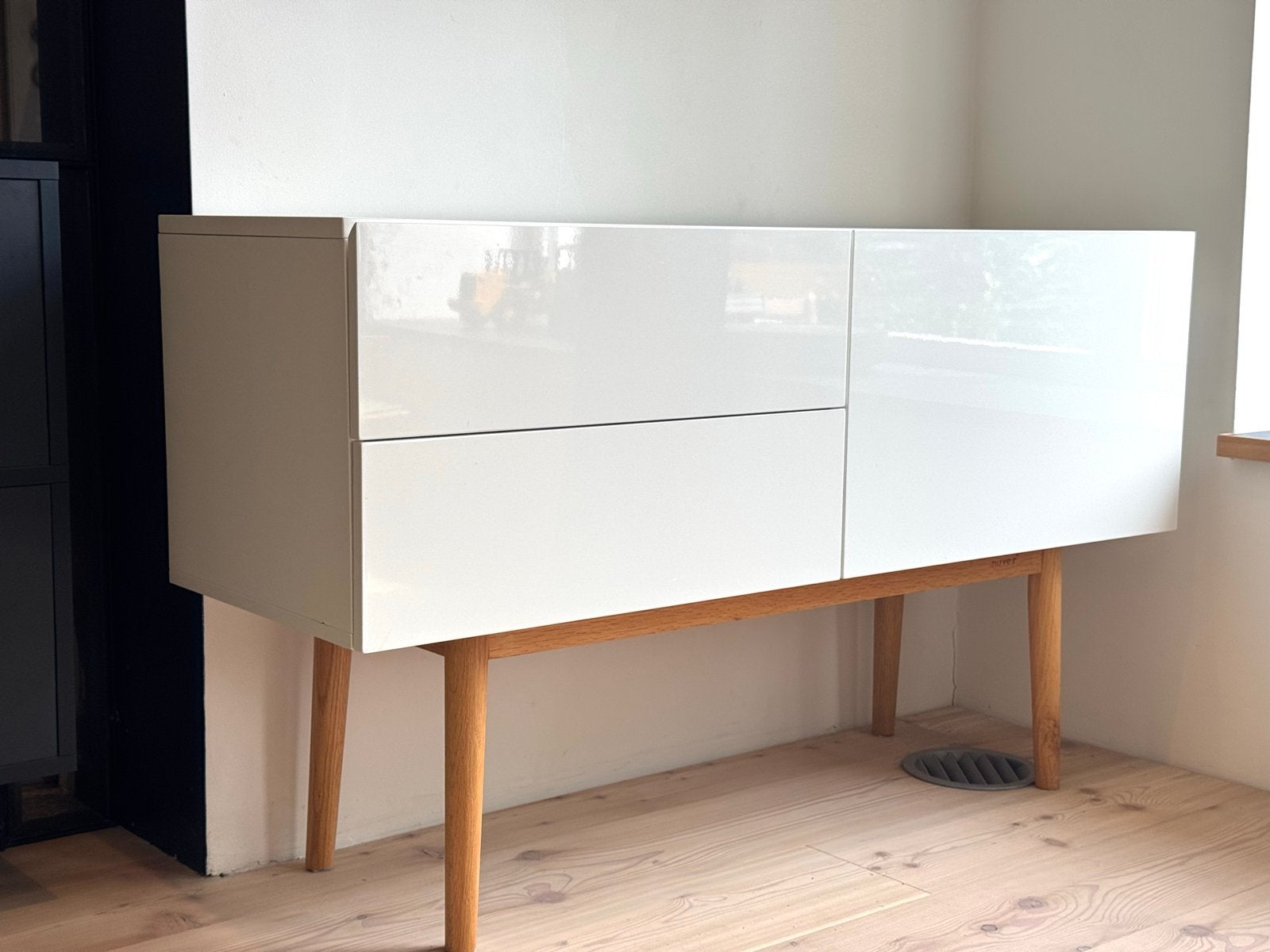 Zuiver Dressoir Wit Hoogglans met Eikenhouten Poten, Huis en Inrichting, Kasten | Dressoirs, 100 tot 150 cm, Eikenhout, Ophalen of Verzenden