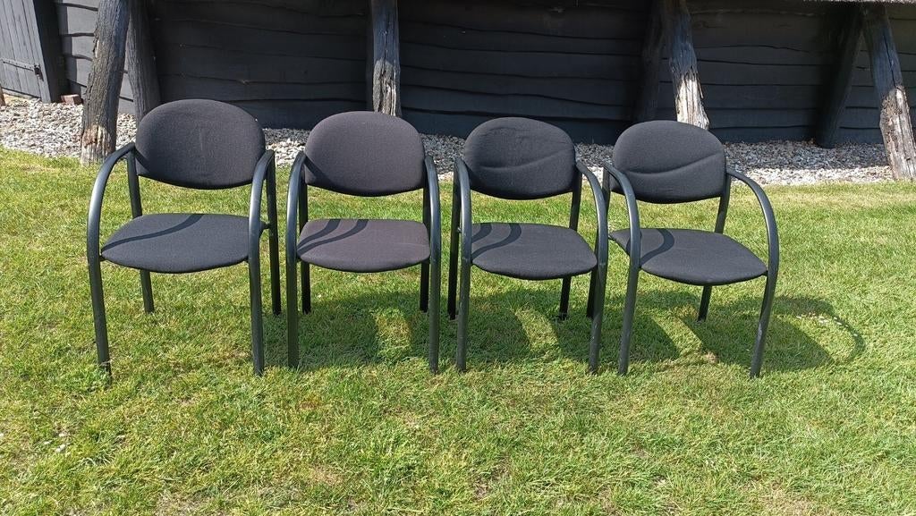 4 robuuste stoelen, eventueel met tafel (150x75), Ophalen, Gebruikt, Zwart, Stof