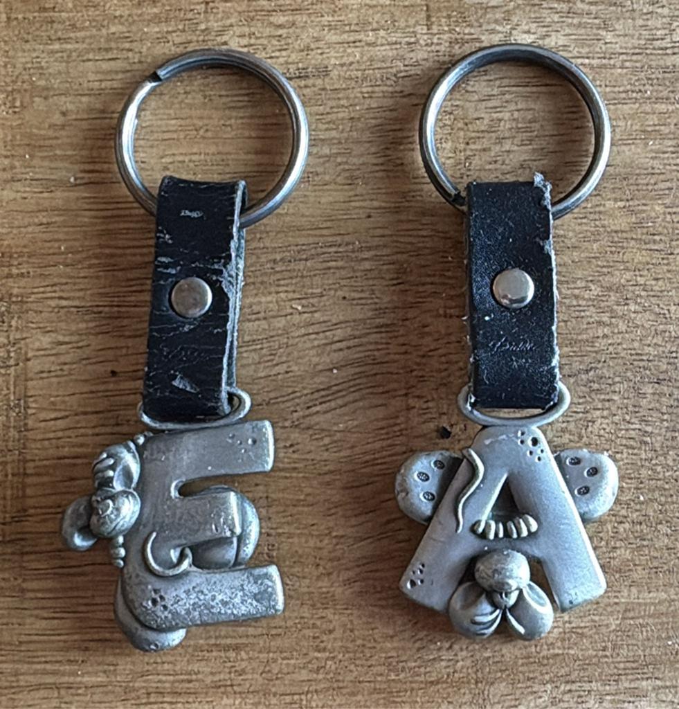 Diddle sleutelhanger E en A, Ophalen, Gebruikt, Merk