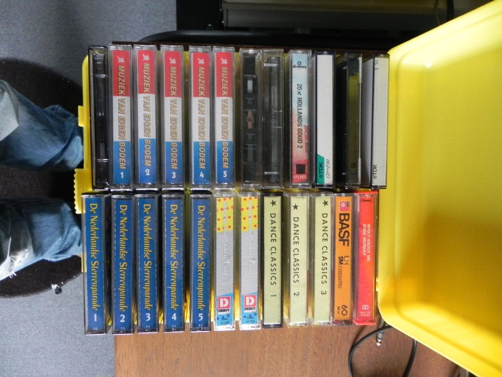 TE KOOP; 24 MUSICASSETTES IN GELE DRAAGKOFFER, Ophalen, 2 t/m 25 bandjes, Overige genres, Zo goed als nieuw
