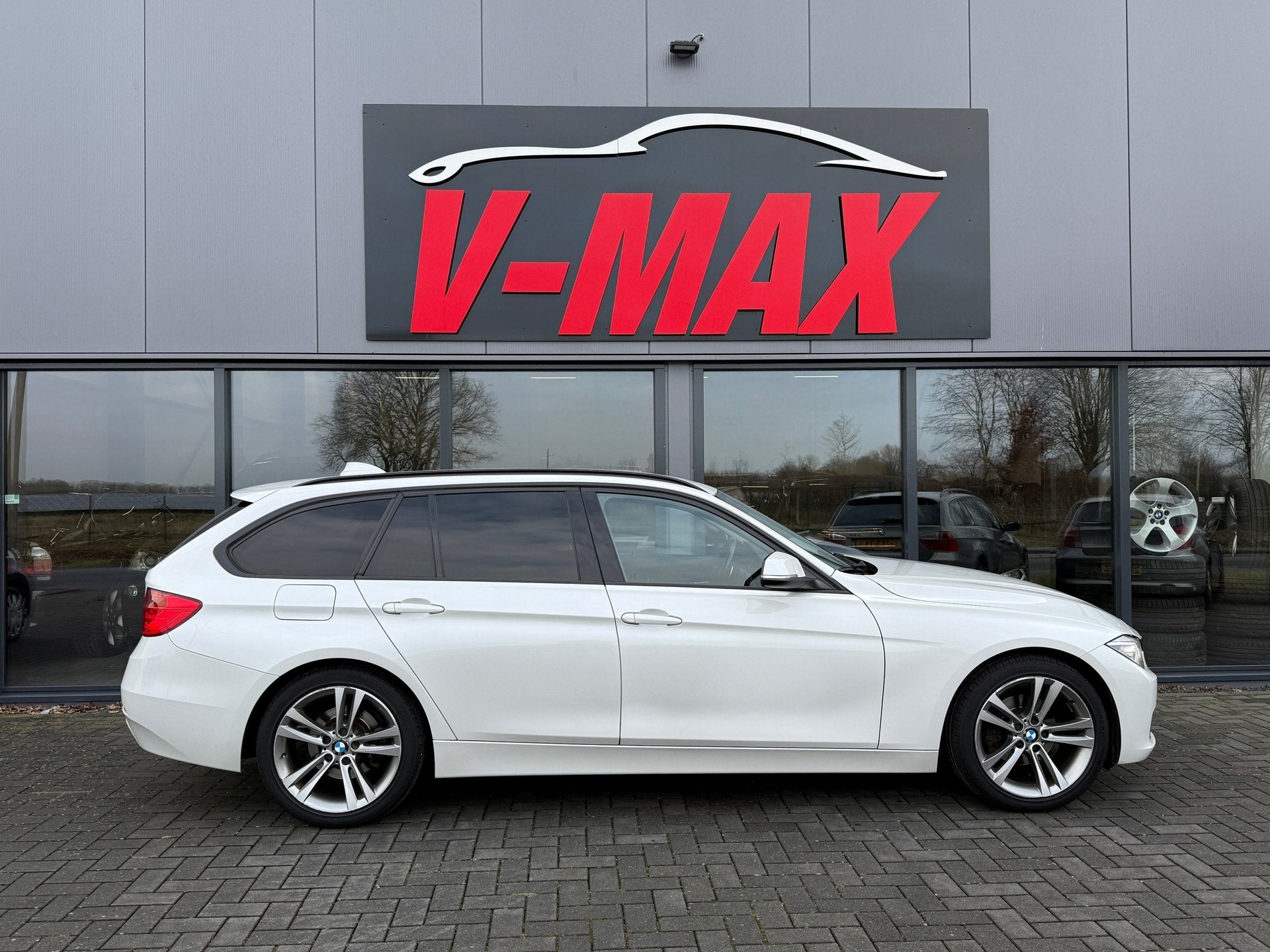 BMW 320i Touring AUT Sport Executive Leder Xenon Pdc Stoelve, Automaat, Achterwielaandrijving, Gebruikt, 4 cilinders