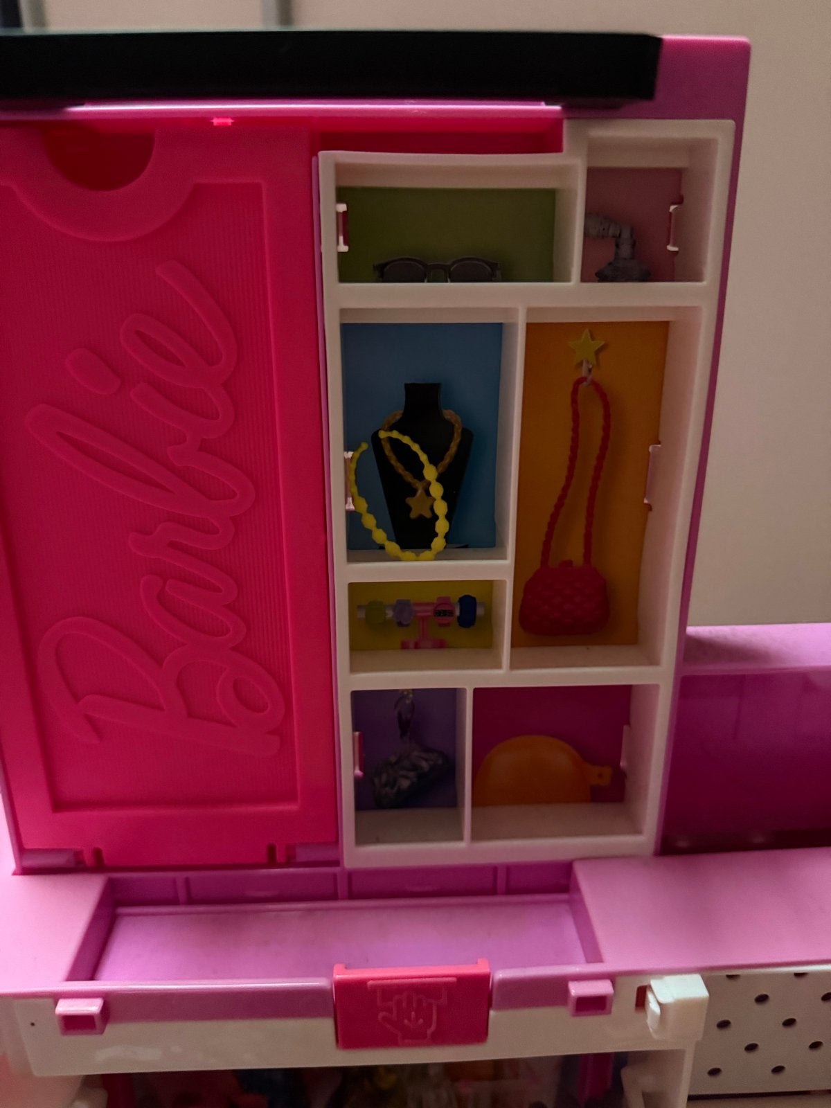 Barbie Kledingkast met diverse accessoires, Kinderen en Baby's, Ophalen of Verzenden, Zo goed als nieuw, Barbie