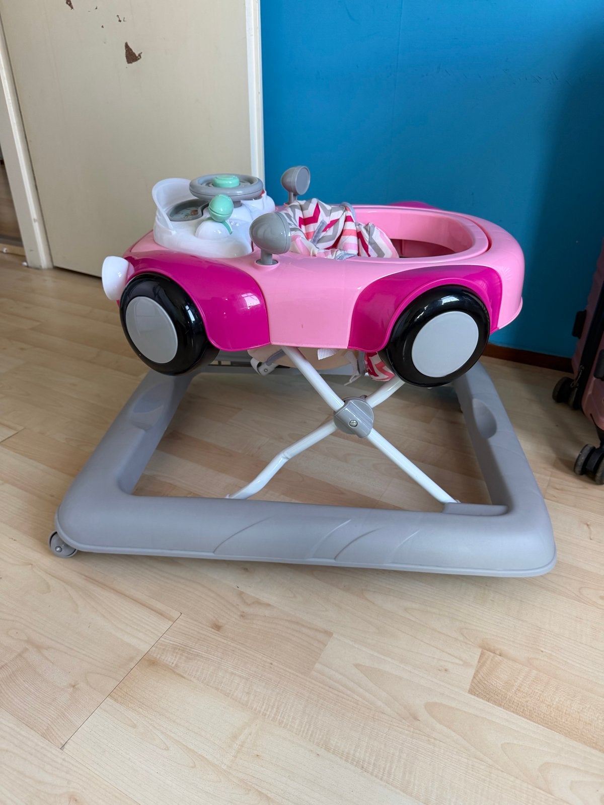 Roze loopstoel in de vorm van een auto, Ophalen, Gebruikt, Auto, Met licht