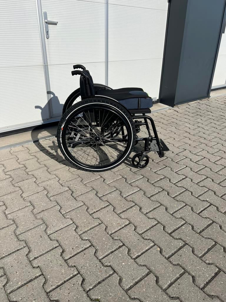 Te koop nieuwe speciale rolstoel aktiv X 1, Diversen, Rolstoelen, Ophalen of Verzenden, Zo goed als nieuw, Duwrolstoel