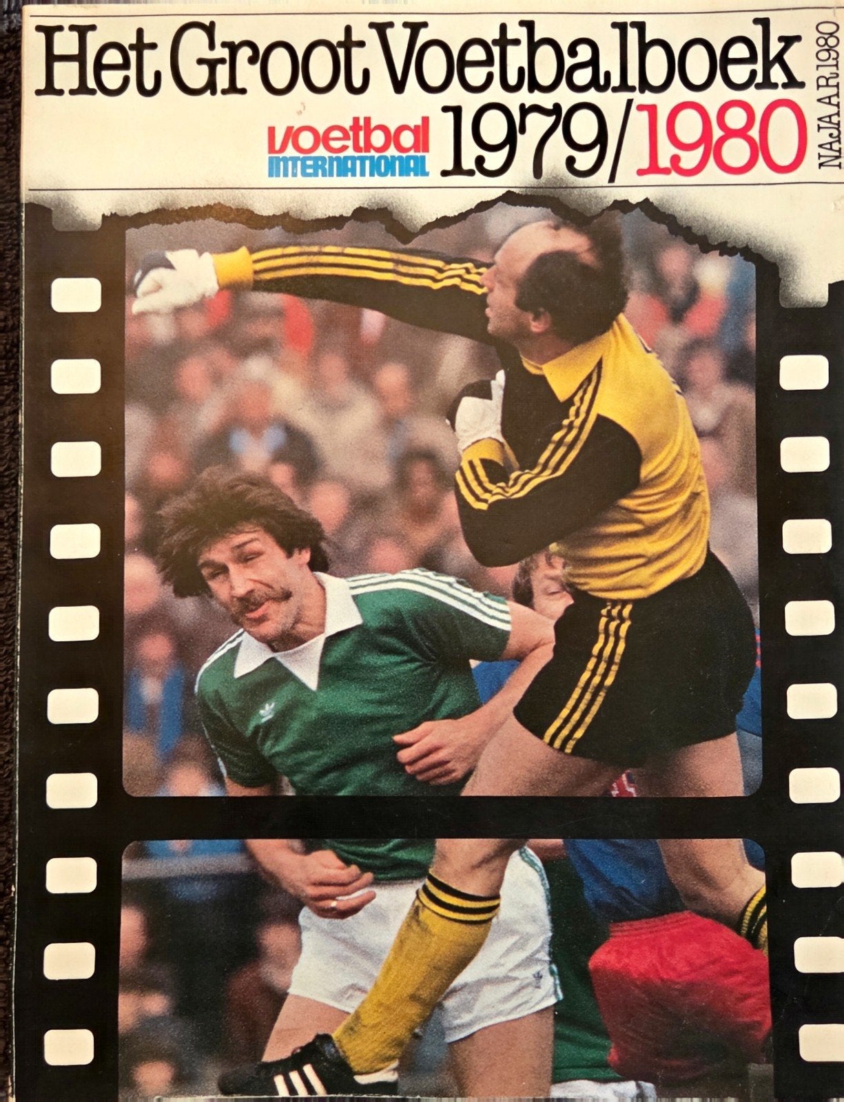 Het Groot Voetbalboek 1979/1980 - Voetbal International, Boeken, Sportboeken, Ophalen of Verzenden, Gelezen, Balsport