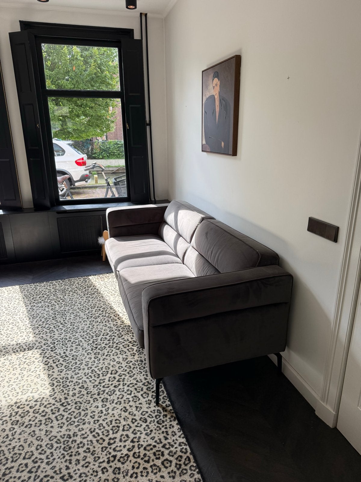 Moderne grijze driepersoonsbank van stof, Huis en Inrichting, Banken | Bankstellen, Ophalen, Gebruikt, Driepersoons, 75 tot 100 cm