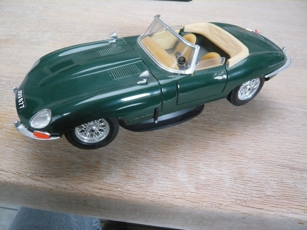 Jaguar E  Uit 1961., Hobby en Vrije tijd, Modelauto's | 1:18, Ophalen of Verzenden, Nieuw, Auto, Bburago