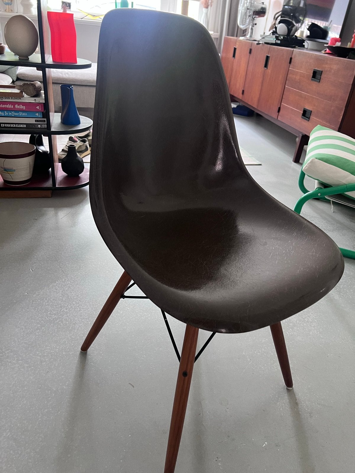 Vintage Herman Miller Eames Fiberglass Stoel - Bruin, Huis en Inrichting, Stoelen, Ophalen, Gebruikt, Bruin, Eén