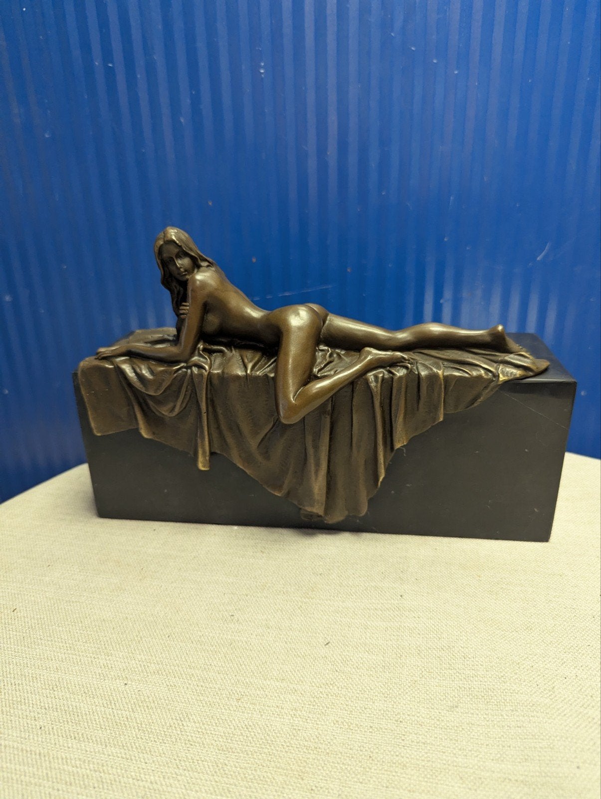 Bronzen beeld van liggende vrouw op marmeren sokkel, Antiek en Kunst, Ophalen of Verzenden, Brons, 20 - 50 cm, Beeld