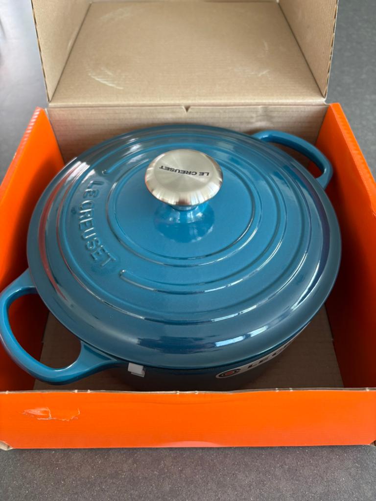 Le creuset cocotte 24 cm - nieuw, Ophalen of Verzenden, Zo goed als nieuw, Gietijzer, Koekenpan of Braadpan