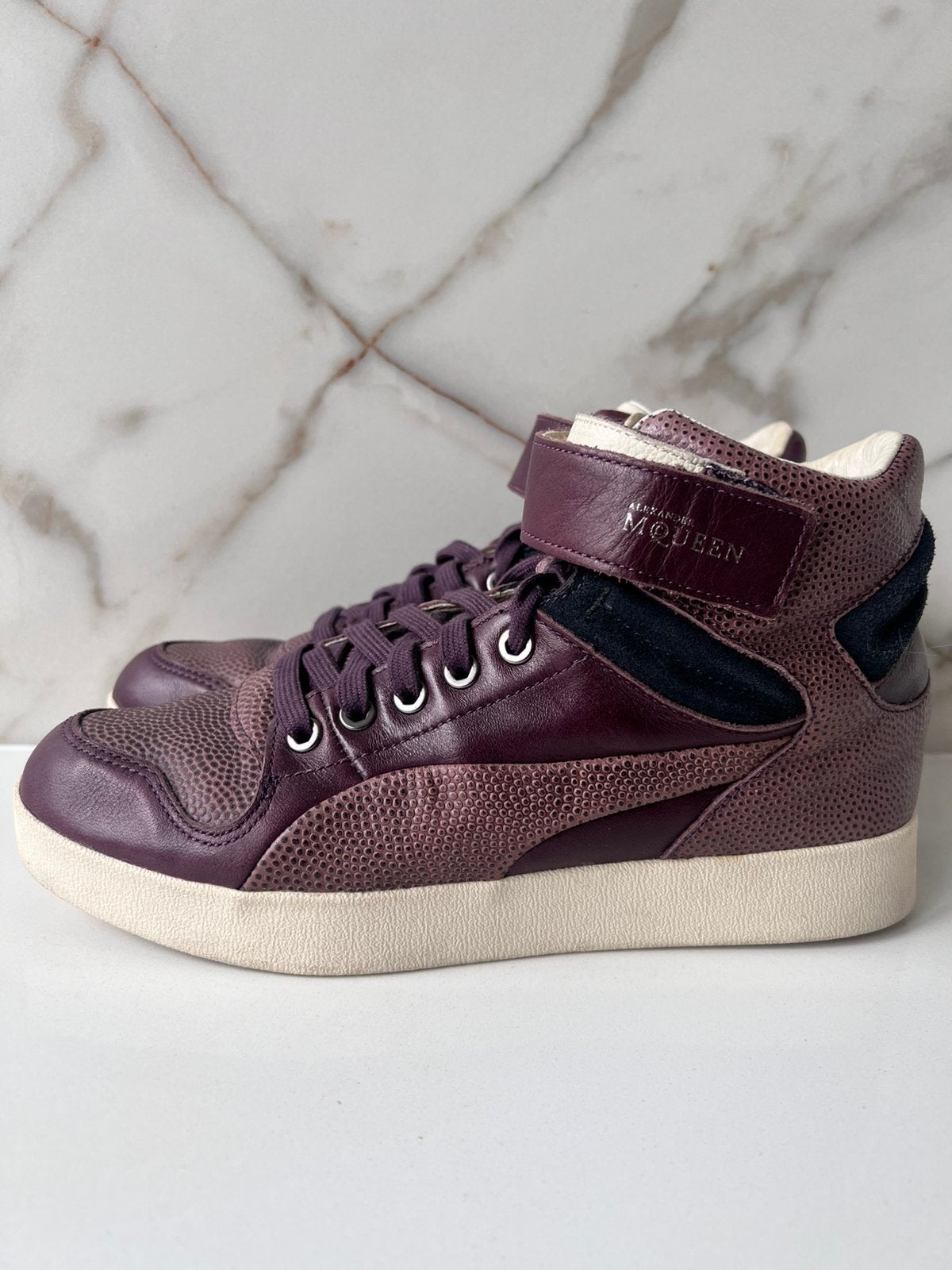 ALEXANDER MCQUEEN X PUMA DONKER PAARS ECHT LEREN SNEAKERS 39, Kleding | Dames, Schoenen, Overige kleuren, Ophalen of Verzenden