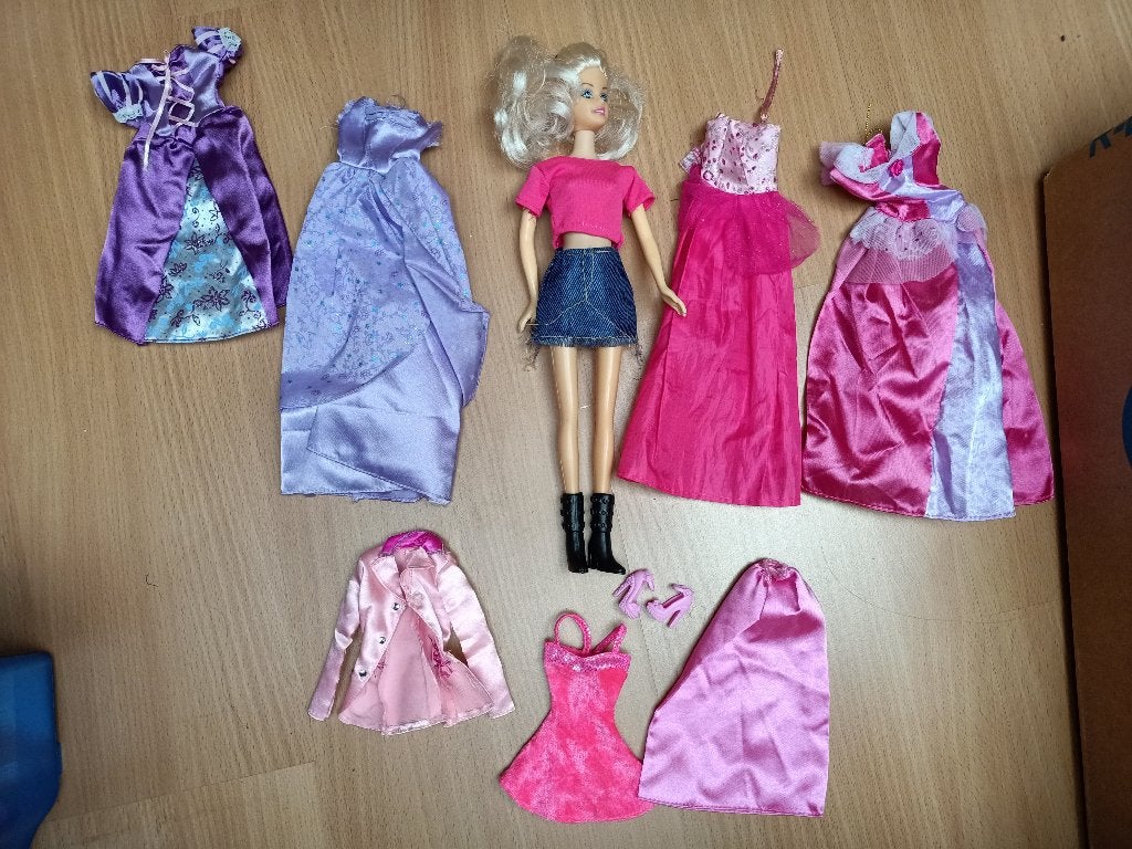 een soort barbie pop met diverse jurken, Ophalen, Zo goed als nieuw, Barbie