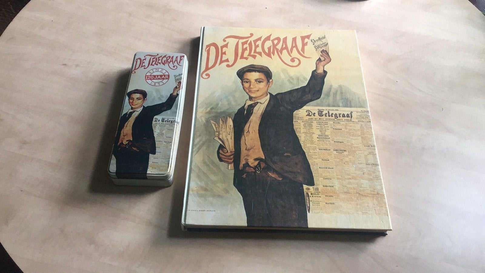 De Telegraaf 100 Jaar Jubileum Boek & Blik jubileum 120 jaar, Ophalen of Verzenden, Zo goed als nieuw