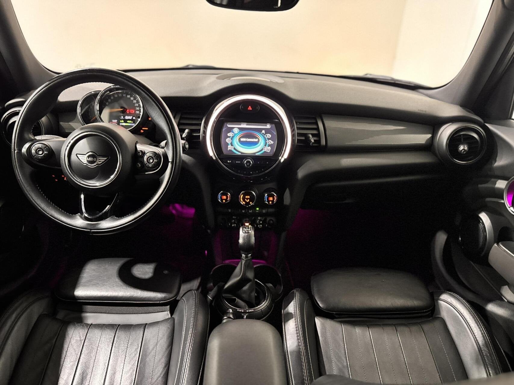 Mini 5-Deurs 1.5 Cooper Chili Serious Business|LEDER|CRUISE, Auto's, 136 pk, Gebruikt, Euro 6, Met garantie (alle)