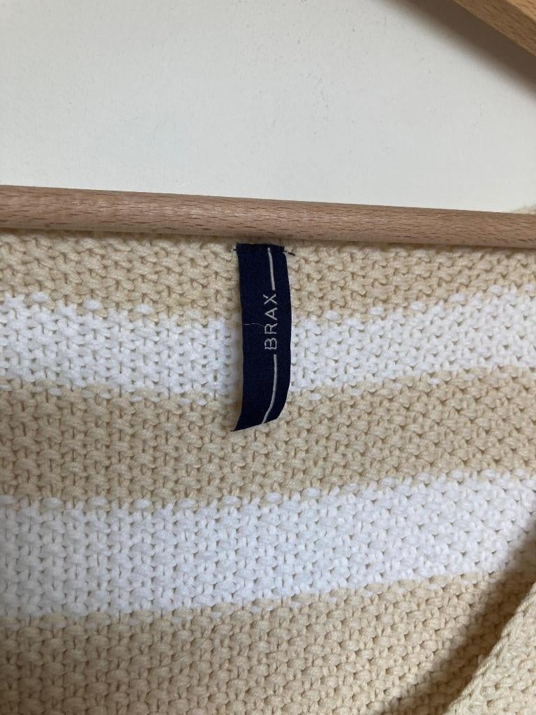Brax beige met wit grofgebreide trui maat 42, Koningin Wilhelminaplein 13 World Fashio, 1062 HH, Amsterdam, Info@brax.com, Beige