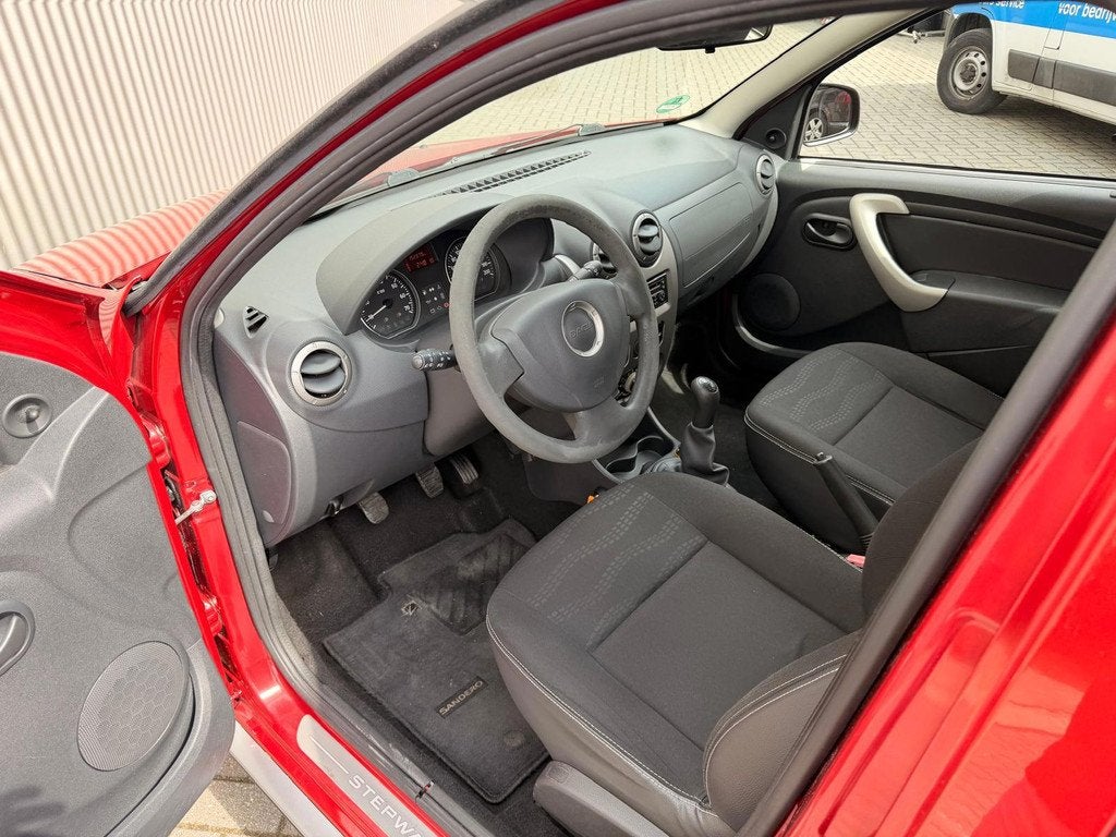 Dacia Sandero 1.6 Stepway Nieuwe Koppeling + Disitributie|Ai, Metallic lak, Gebruikt, Zwart, 4 cilinders