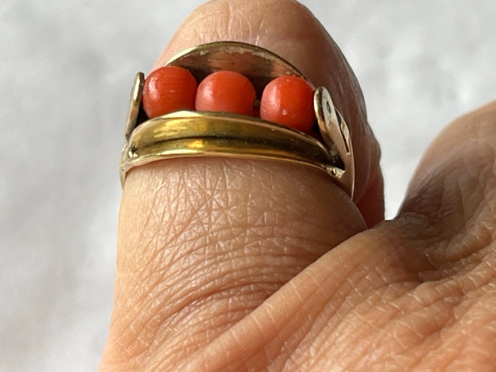 Art Deco Gouden Ring met Antieke Bloedkoraal - Maat 15,5, Sieraden, Tassen en Uiterlijk, Verzenden, Met edelsteen, Dame, Goud