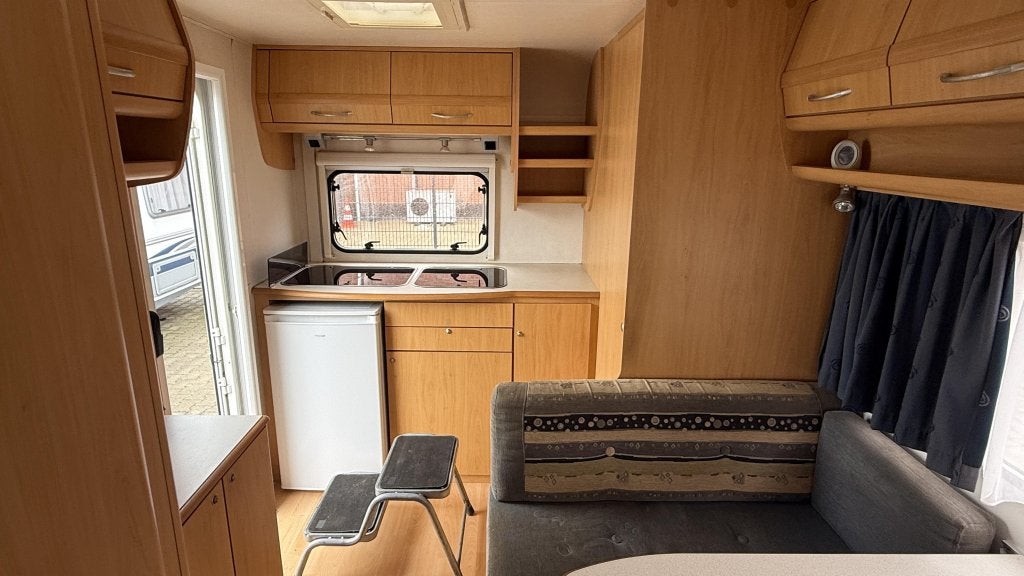 Beyerland Vitesse 460 MD bouwjaar 2002 met voortent &amp, Caravans en Kamperen, Schokbreker, Bedrijf, Treinzit, 750 - 1000 kg