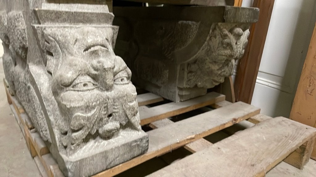 2 stuks hardstenen ornamenten met koppen circa 80x40x20cm, Ophalen